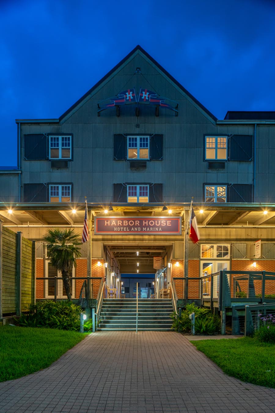 Harbor House Hotel & Marina at Pier 21